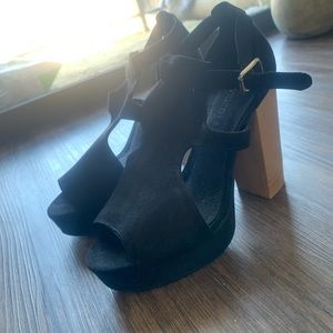 H&M black chunky heel 7 velvet